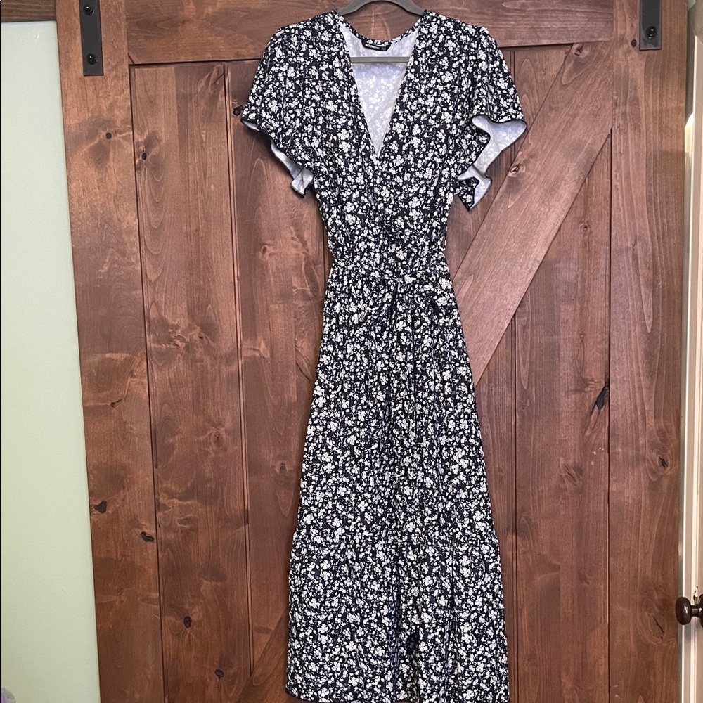 BloomChic Black and White Floral Maxi Dress size 16